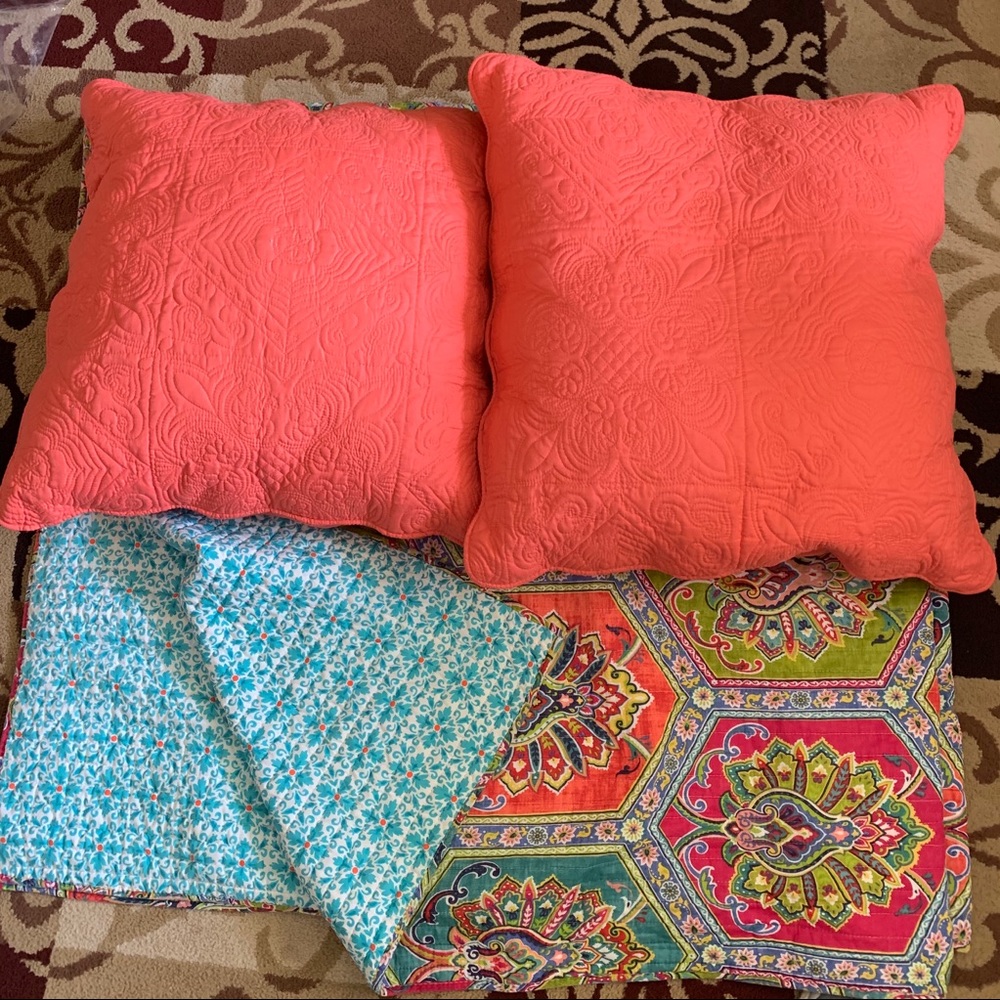 Full size quilt with large pillows